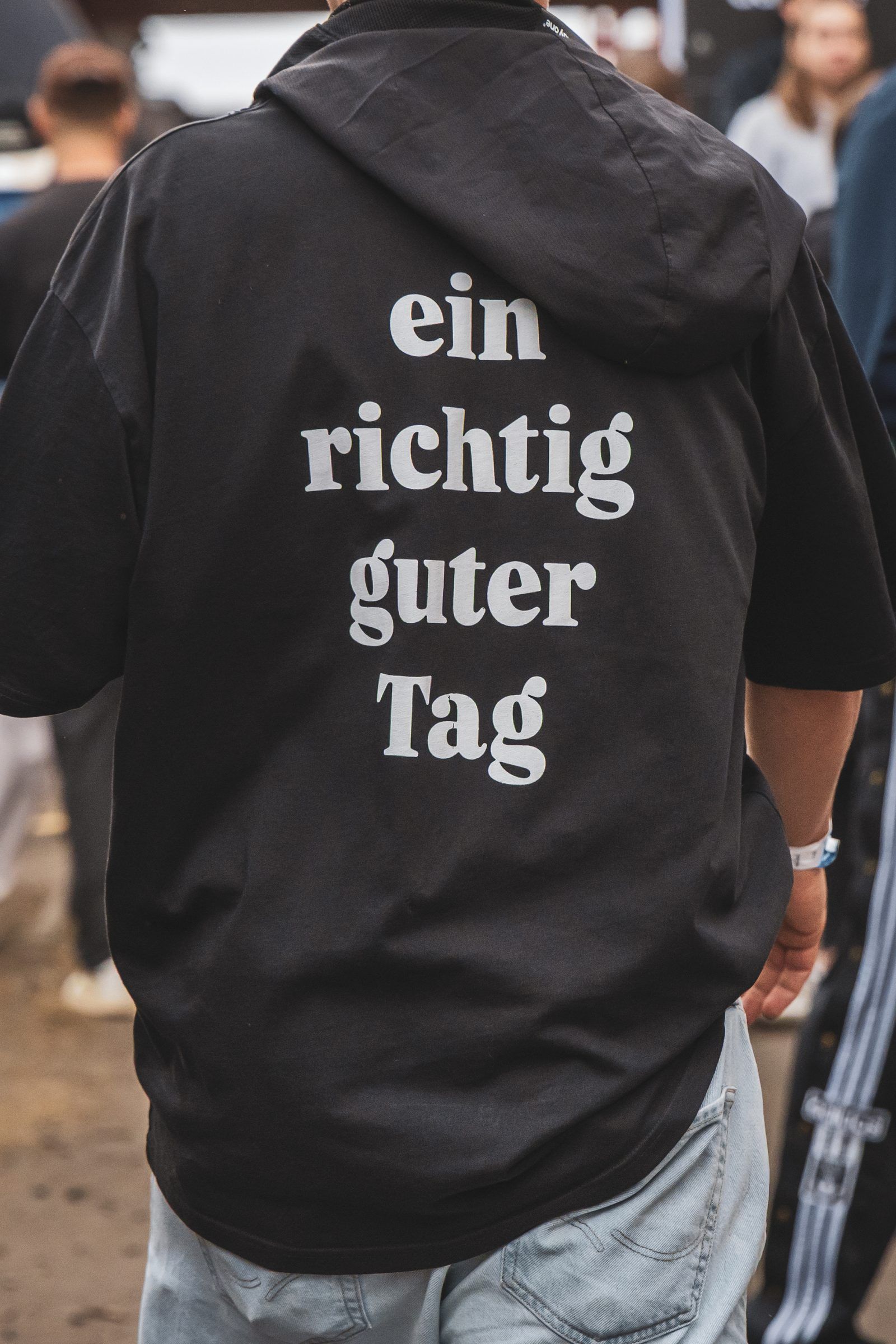 Pierre from behind, his shirt reading 'ein richtig guter tag'