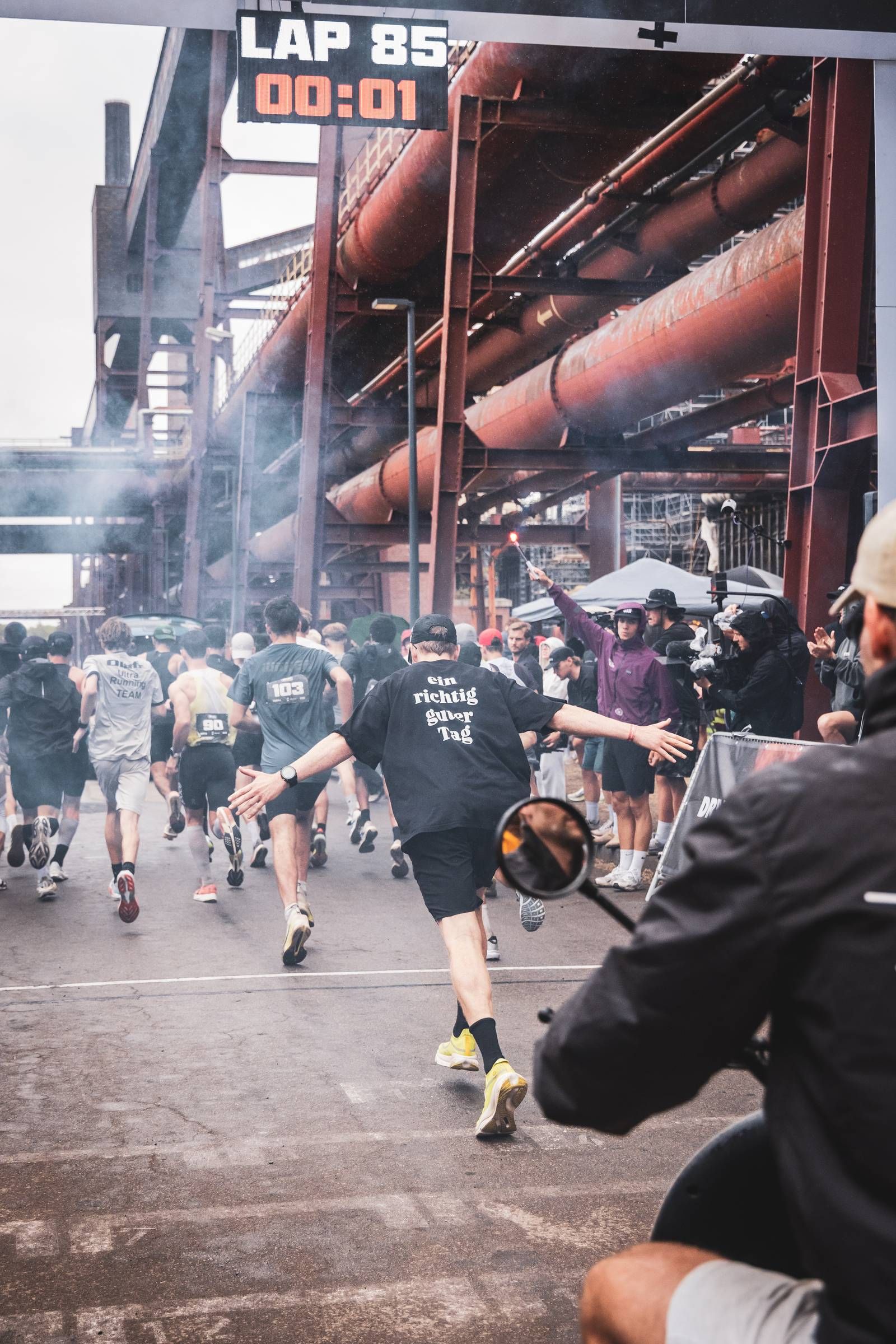 The remaining runners setting off on lap 85