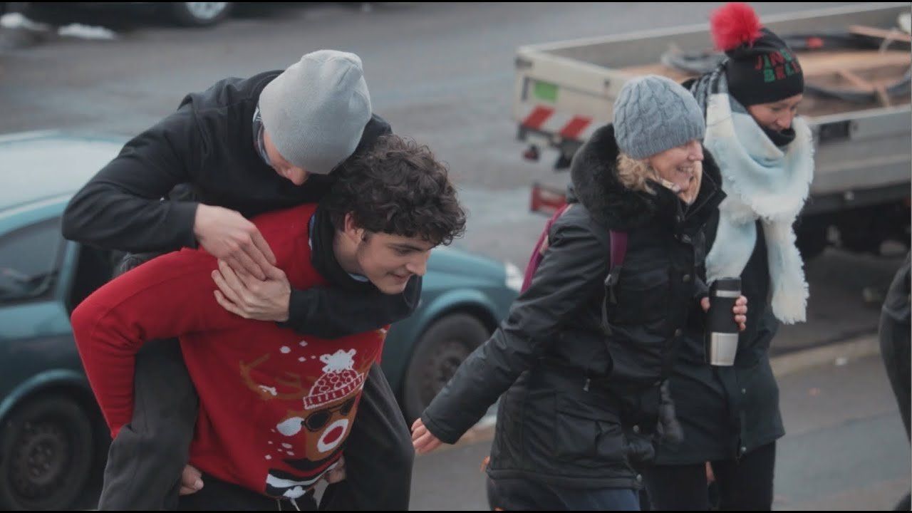 ParkourONE Berlin christmas training: challenges across a snowy city park
